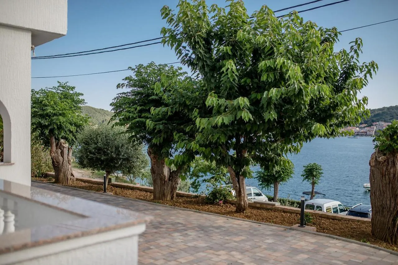 Apartments And Rooms By The Sea Supetarska Draga - Gornja, Rab - 11579 ゲストハウス