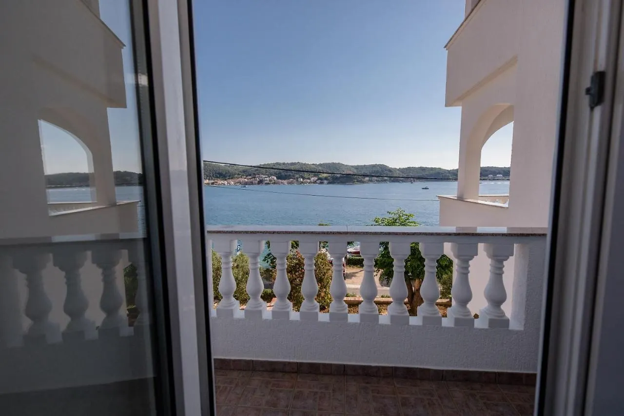 Apartments And Rooms By The Sea Supetarska Draga - Gornja, Rab - 11579 ゲストハウス