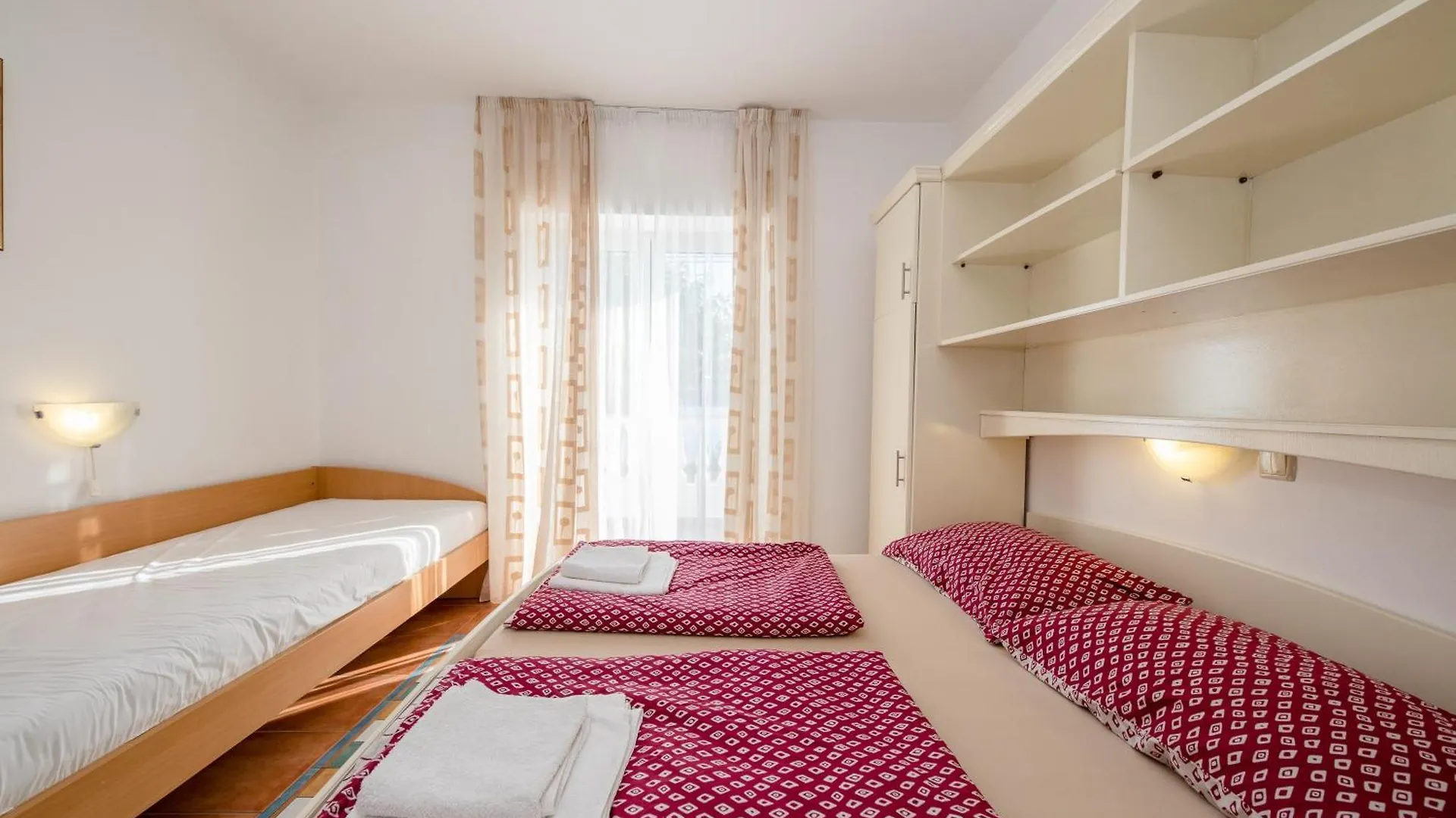 Apartments And Rooms By The Sea Supetarska Draga - Gornja, Rab - 11579 ゲストハウス